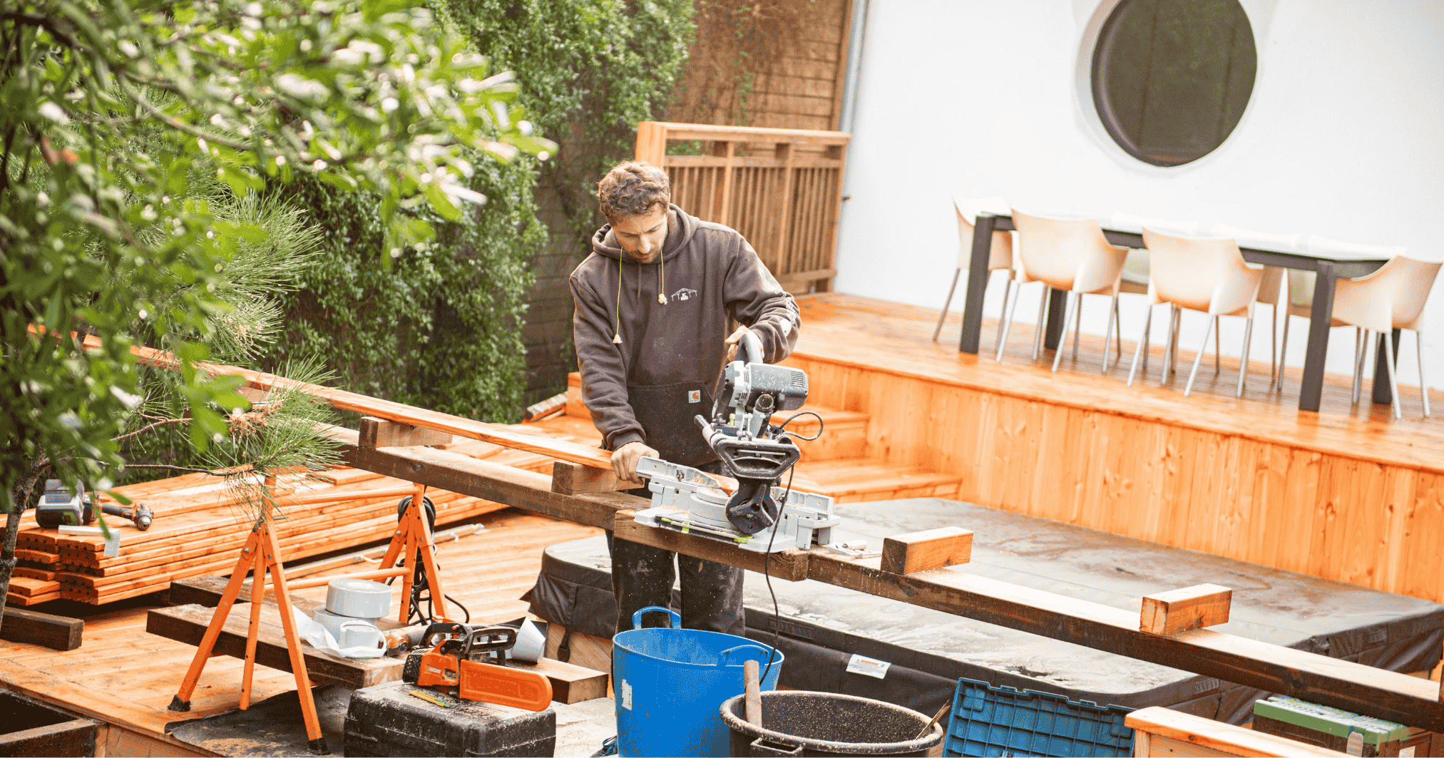 Ouvrier faisant une terrasse en bois à Soustons
