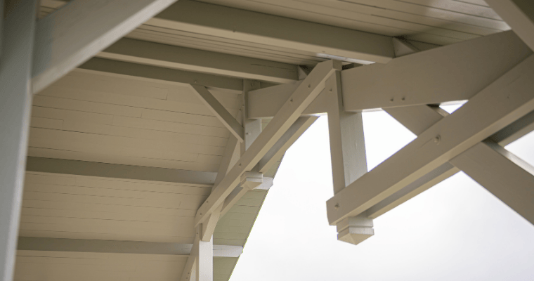 charpente blanche d'une maison à hossegor