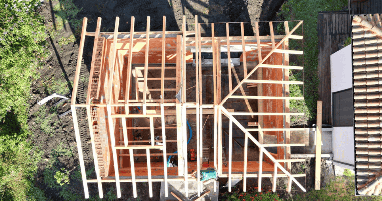 Chantier de construction maison avec charpente apparente à hossegor